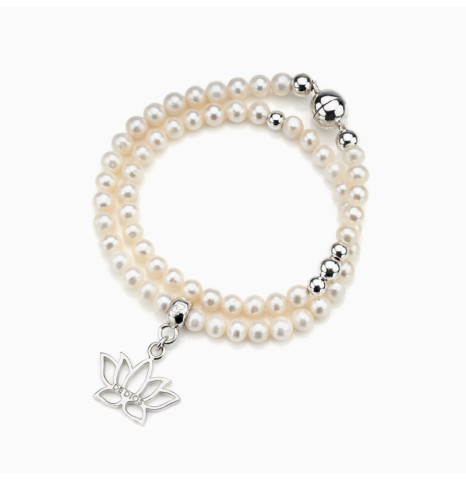 Pulsera de perlas con dije...
