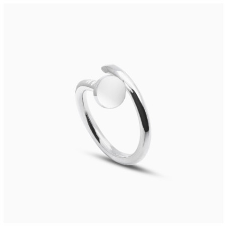 Anillo de plata 925 con forma de clavo que rodea el dedo, joyería de diseño industrial de la marca De Dios Joyas Argentina.