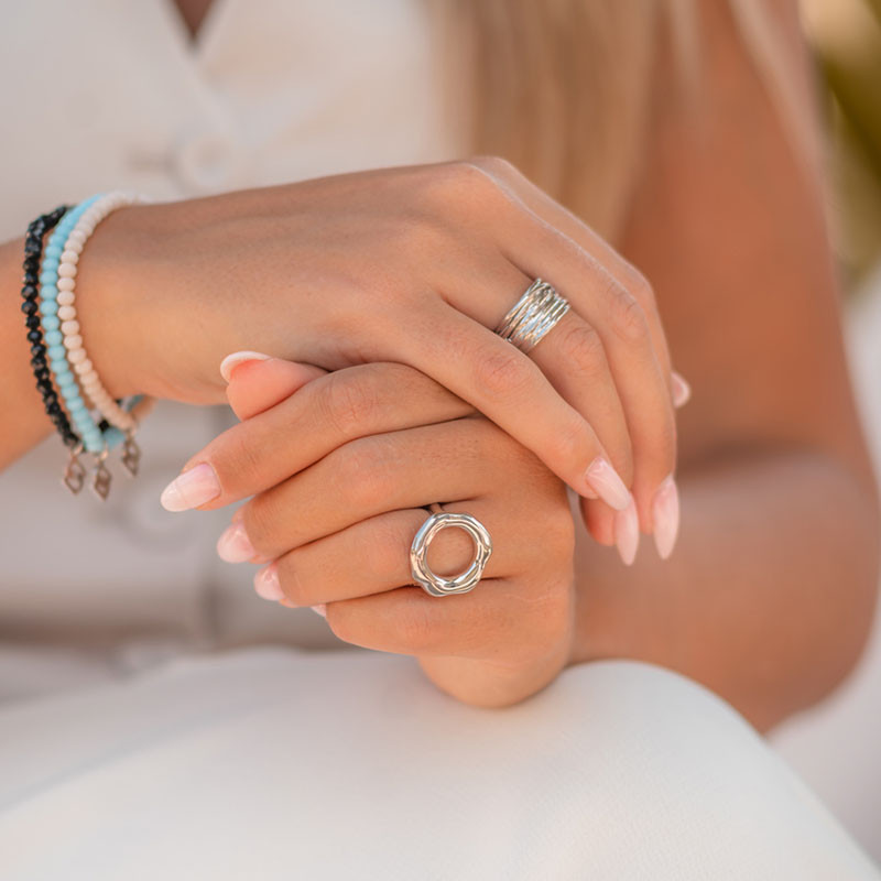 Anillo de forma circular realizado artesanalmente en Plata 925