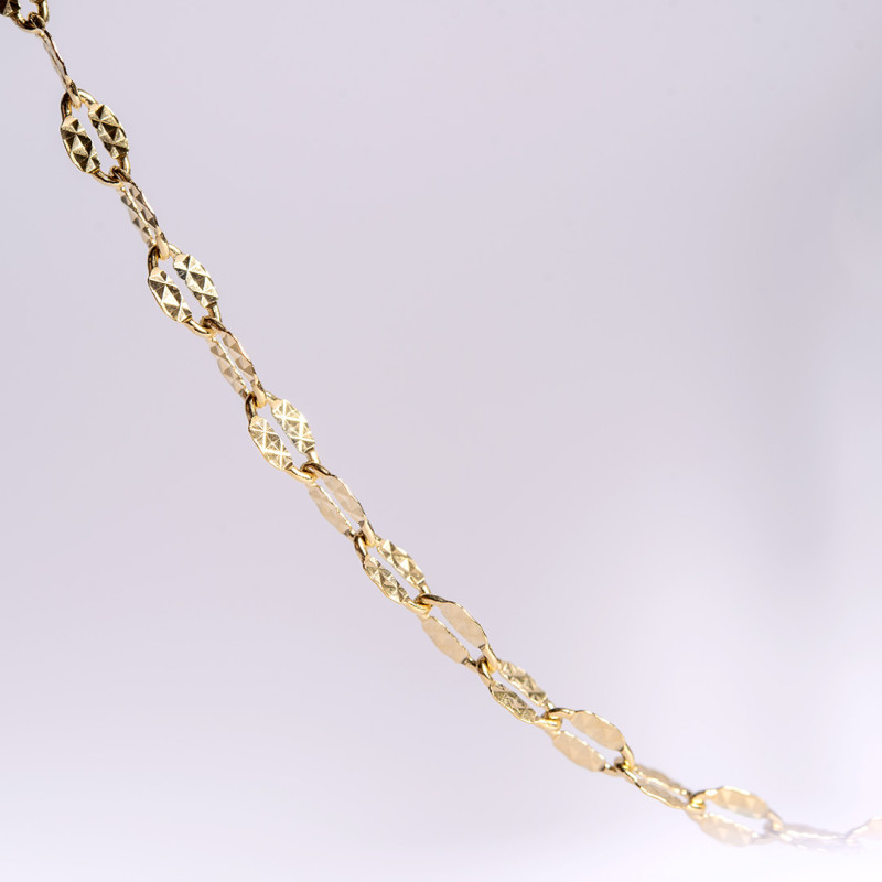 Cadena de oro con eslabones facetados entrelazados