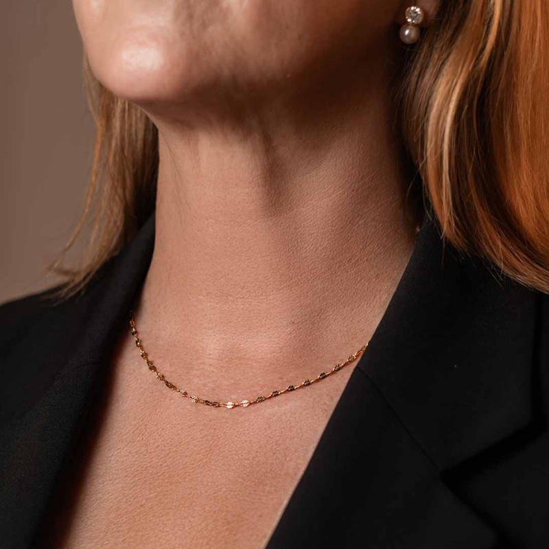 Cadena de oro con eslabones facetados entrelazados