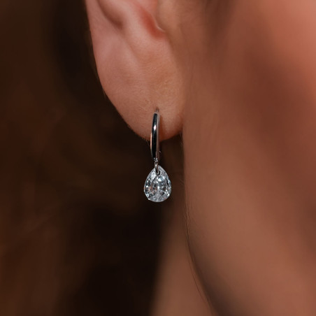 Par de aros estilo huggies con circonita en forma de gota. Plata 925