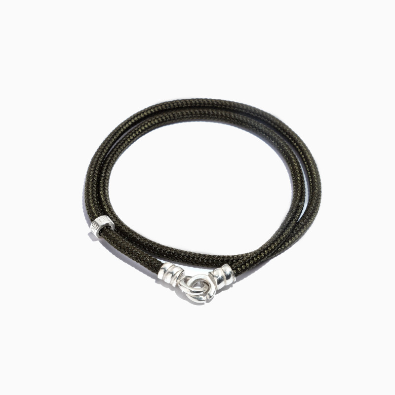 Pulsera de cordon de paracaidas color verde con cierre y arandela de plata.