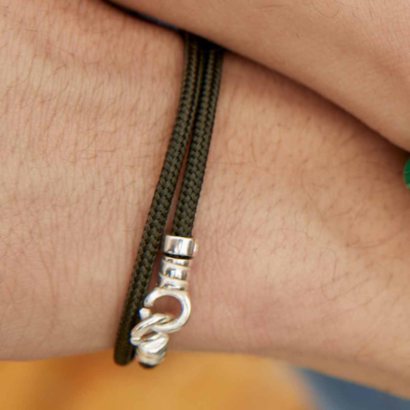 Pulsera de cordon de paracaidas color  verde con cierre y arandela de plata.