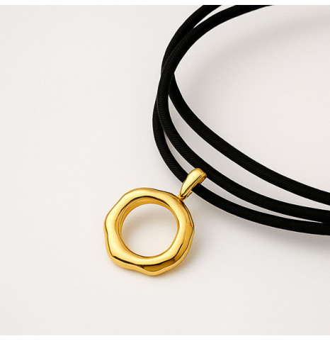 Collar de lazo 3 vueltas con arandela circular en plata dorada