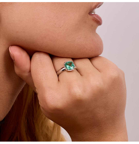 Anillo fino de plata de ley con solitario de circón cushion engarzado en cuatro grifas.