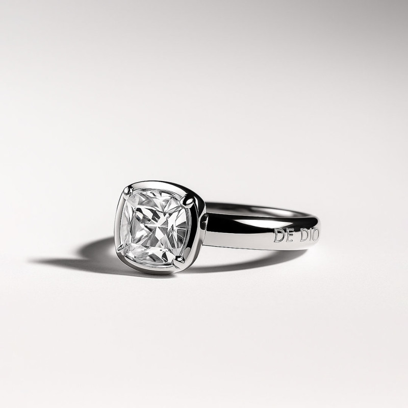 Anillo solitario de plata 925 con circón cushion de De Dios Joyas.