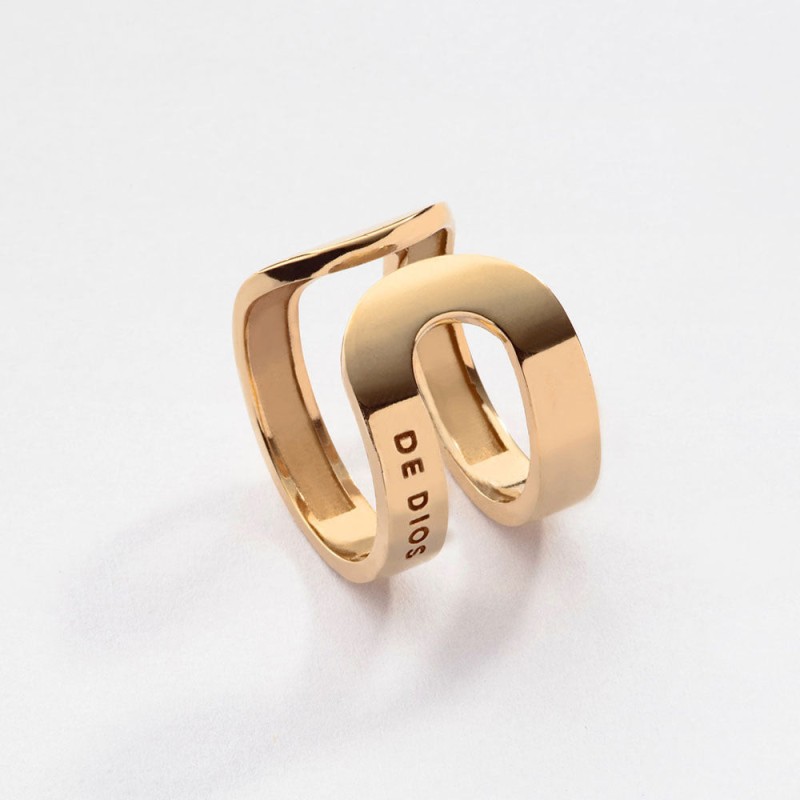 Anillo de plata de ley 925 abierto con baño de oro de 18 quilates y nombre de la marca grabado en la banda.