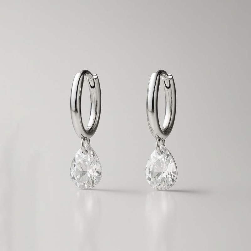 Par de aros estilo huggies con circonita en forma de gota. Plata 925