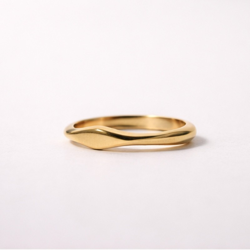 Anillo en Plata 925 dorada con forma romboiudal. Hecho a mano.