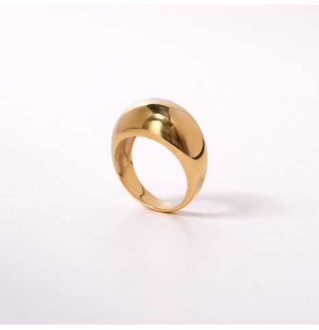 Anillo de plata 925 con baño de oro 18kt con diseño bombé alto y acabado pulido espejo.