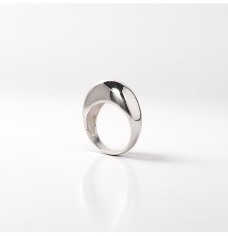 Anillo de plata de ley con diseño bombé y acabado pulido espejo.