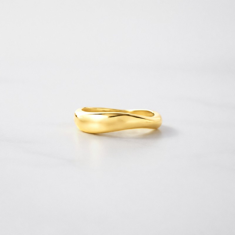 Anillo de plata con baño de oro 18k con forma curva