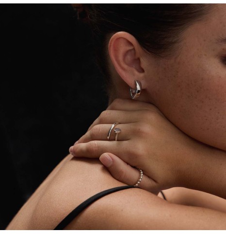 Anillo de diseño clavo envolvente en plata 925, una pieza exclusiva de De Dios Joyas Argentina.