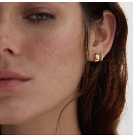 Aros de plata con baño de oro de 18k. Engastada con 5 circonitas.