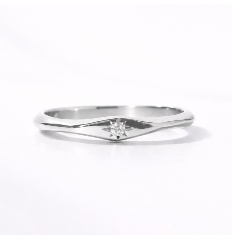 Anillo romboidal De Dios en plata 925 con detalle de circonita brillante.