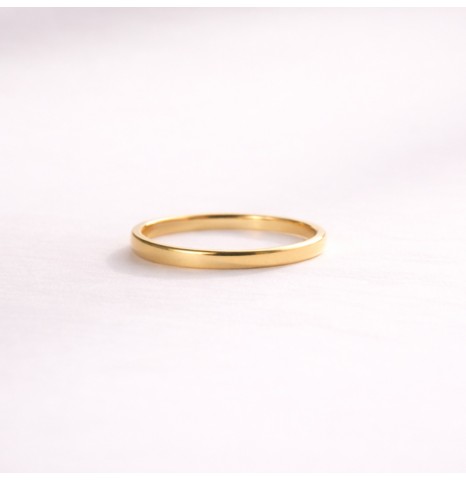 Anillo de oro amarillo tipo cinta plana de 2mm ancho. Joya artesanal minimalista ideal como anillo apilable