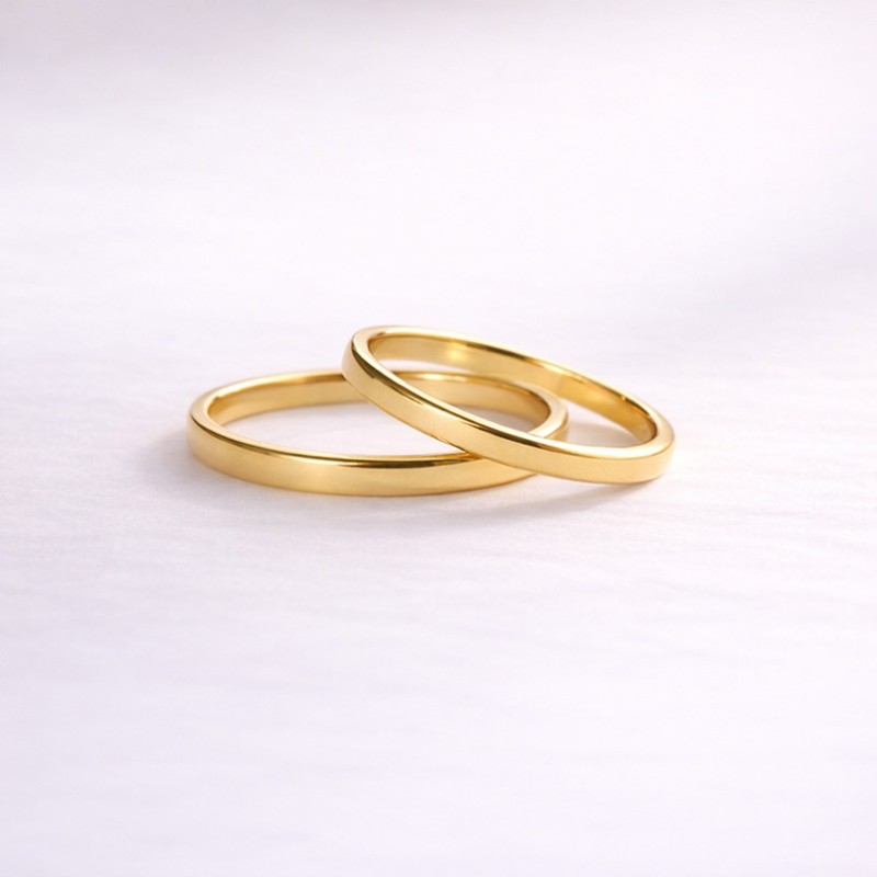 Juego de alianzas de matrimonio tipo cinta en oro amarillo. Anillos planos y ligeros de la marca De Dios Joyas