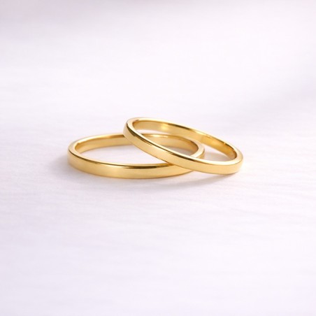 Juego de alianzas de matrimonio tipo cinta en oro amarillo. Anillos planos y ligeros de la marca De Dios Joyas