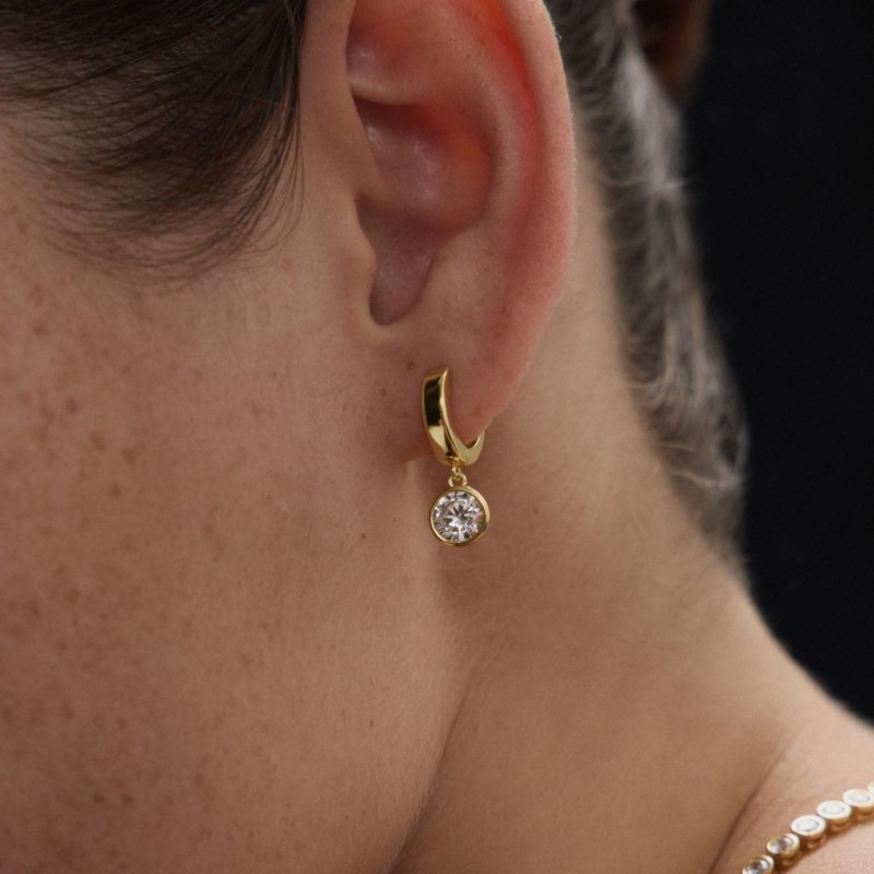 Aros Huggies con circón colgante Dorados