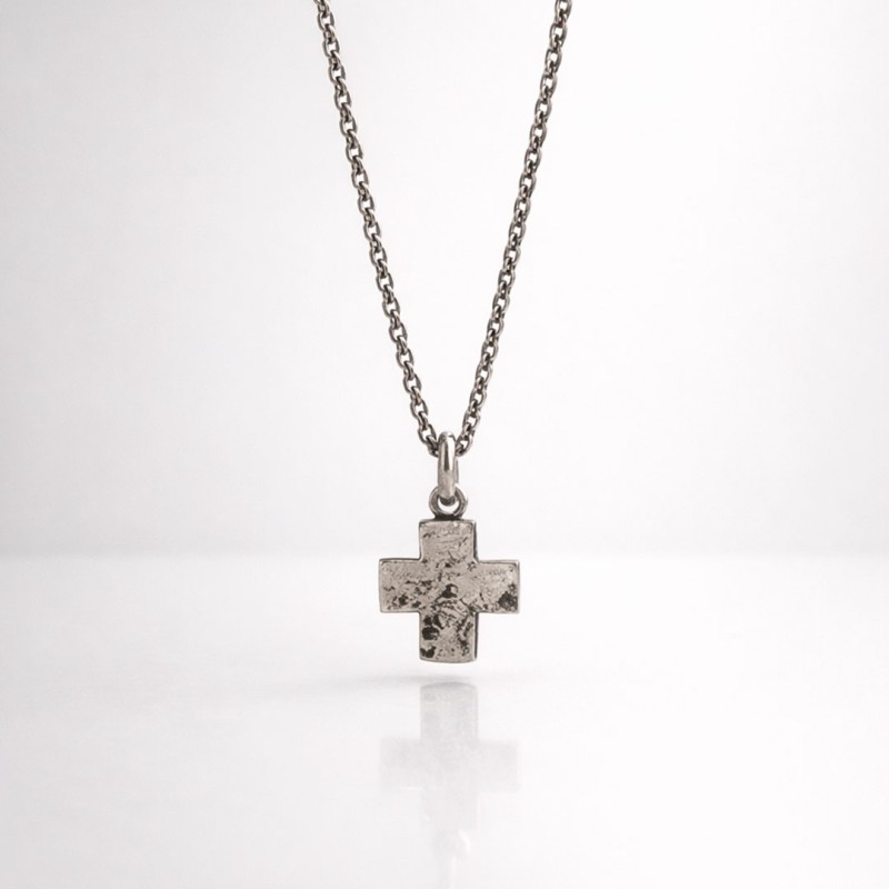 Collar de plata de ley oxidada con dije de cruz cuadrada texturizada de De Dios Joyas.