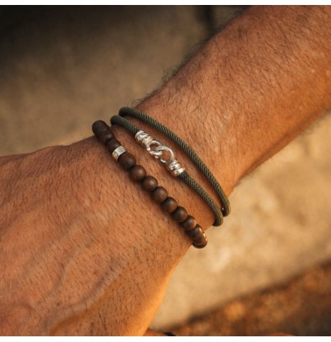 Pulsera de cordón de paracaídas color verde con cierre y arandela de plata.