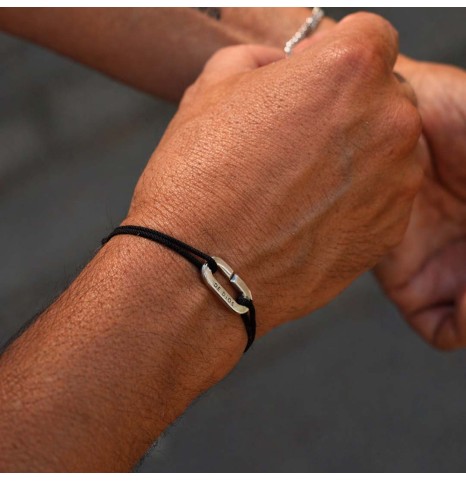 Pulsera ajustable de hilo negro con detalle de eslabón en plata 925.
