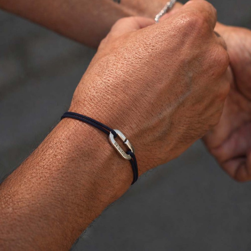 Pulsera de hombre con hilo milano azul marino y eslabón de plata grabado De Dios Joyas.