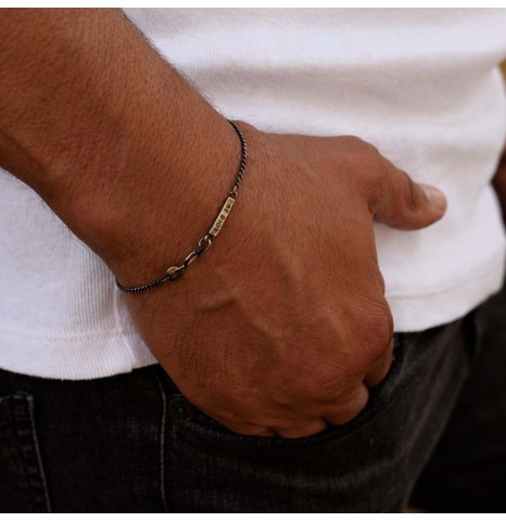 Pulsera de cadena Grumet fina para hombre en plata de ley 925 oxidada con detalle de placa De Dios.