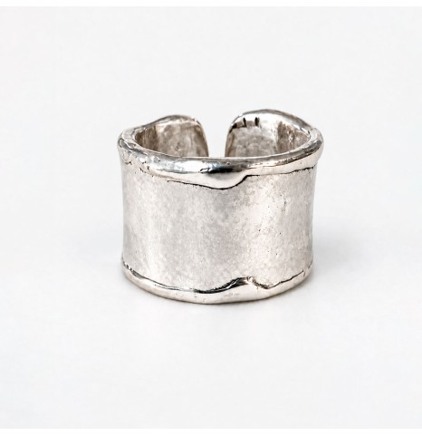 Anillo ancho de plata con acabado rústico y bordes irregulares grabado personalizado de De Dios Joyas.