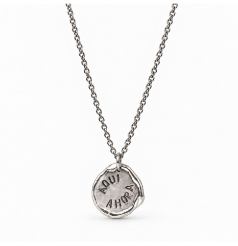 Collar con medalla rústica de plata de estilo orgánico personalizada con textura artesanal