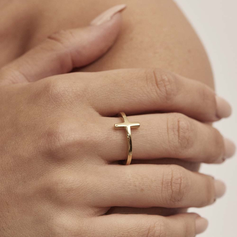 Anillo con forma de cruz en Plata de Ley dorada