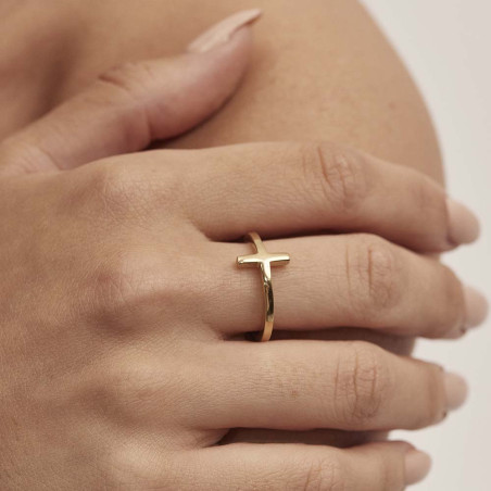 Anillo con forma de cruz en Plata de Ley dorada