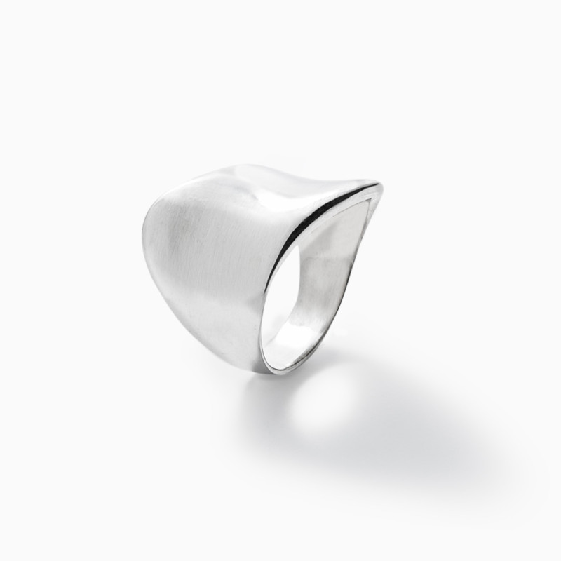 Anillo en plata de Ley con forma ondulada.