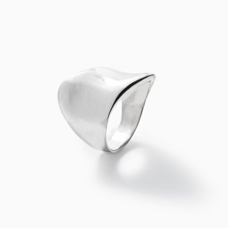 Anillo en plata de Ley con forma ondulada.
