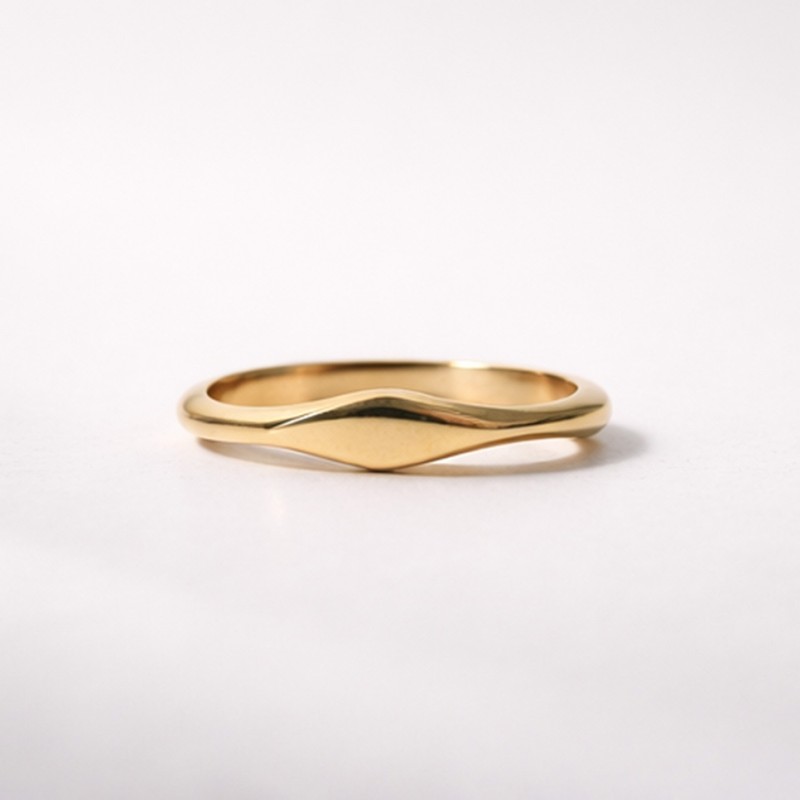 Anillo en Plata de Ley y baño de oro de 18k con forma romboidal