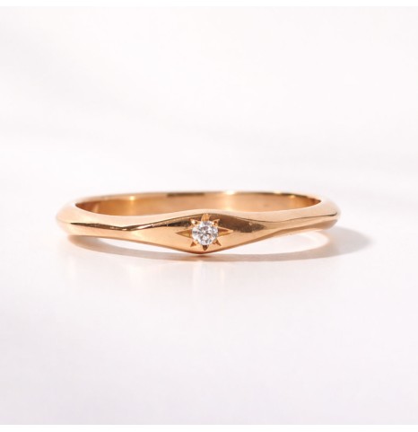 Anillo romboidal de plata 925 bañado en oro 18k con circonita brillante central y baño de rodio - De Dios Joyas