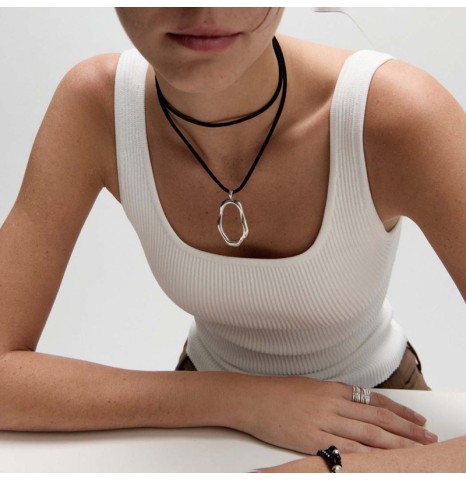 Collar lazo cordón negro con dije arandela orgánica elíptica plata de ley  baño rodio - De Dios Joyas