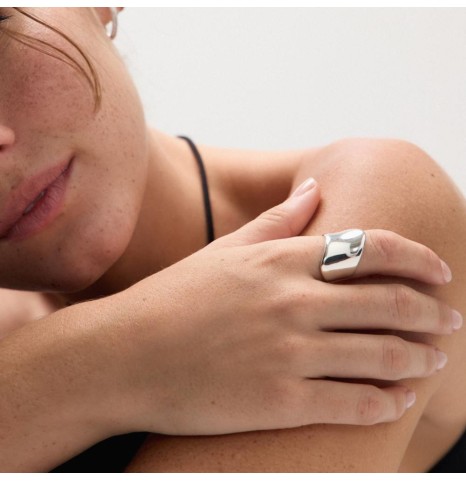 Anillo en plata de Ley con forma ondulada.