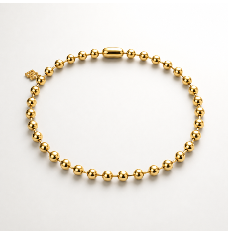 Collar de cuentas esféricas de 8mm con baño de oro brillante y detalle de marca.