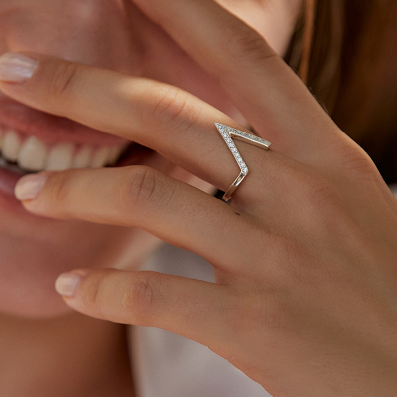Anillo V Circonitas Plata de ley