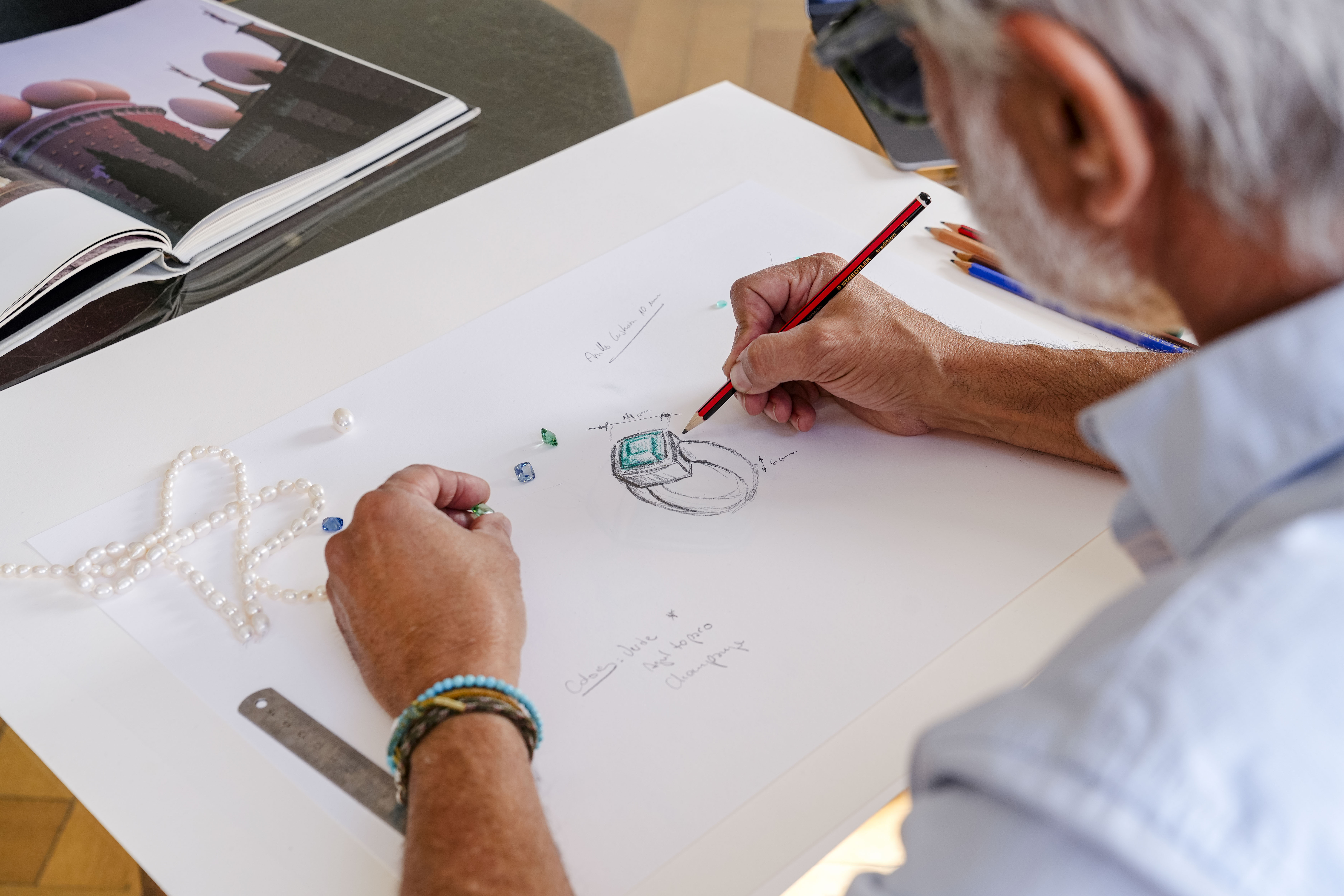 José en el proceso de diseño de una nueva colección